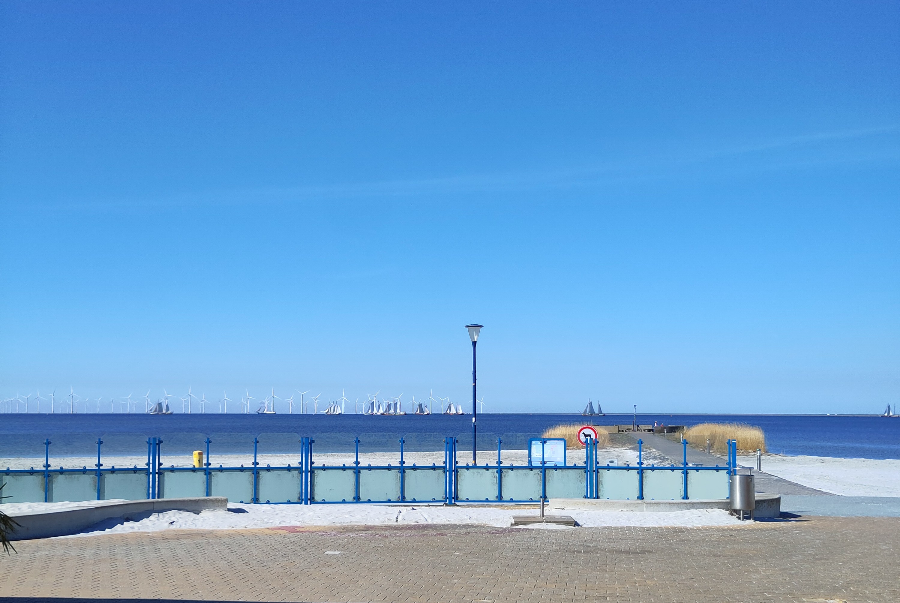 Zeilboten op het IJsselmeer bij Makkum